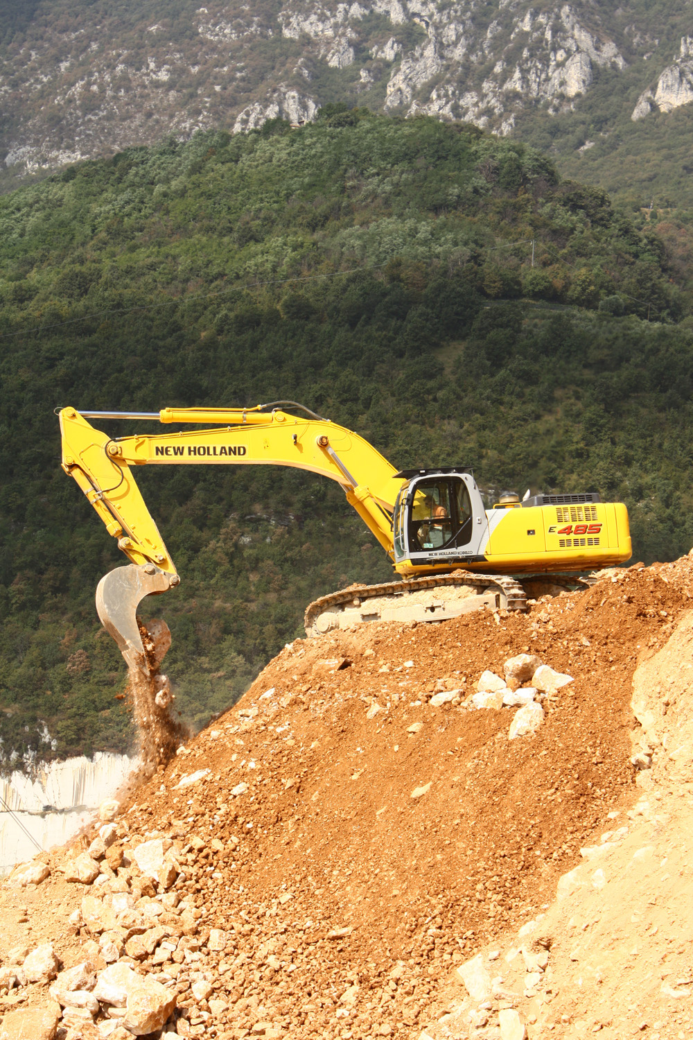 New Holland Kobelco E485