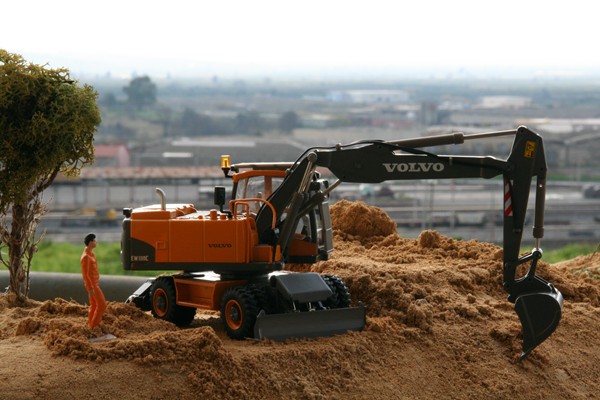 escavatore gommato volvo ew 180