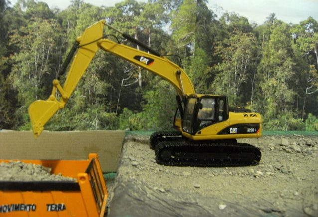 costruzione strada nella foresta