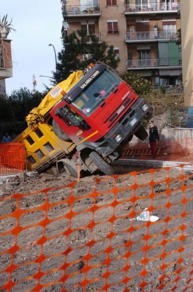 camion nella voragine