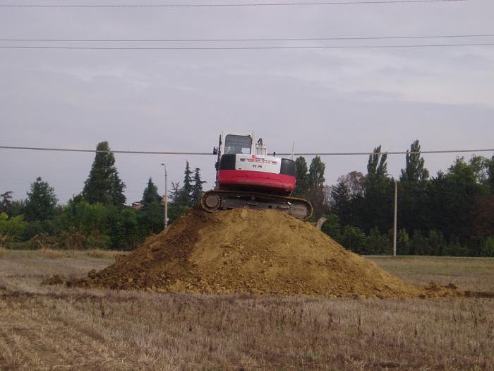 Takeuchi su un cumulo di terraâ€¦