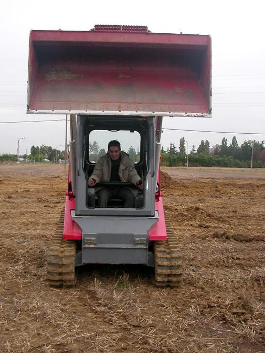 Mirko alla guida del cingolato TAKEUCHI