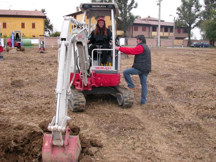 Giada alla guida con un mini TAKEUCHI