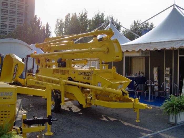 Pompa carrellata con braccio di distribuzione