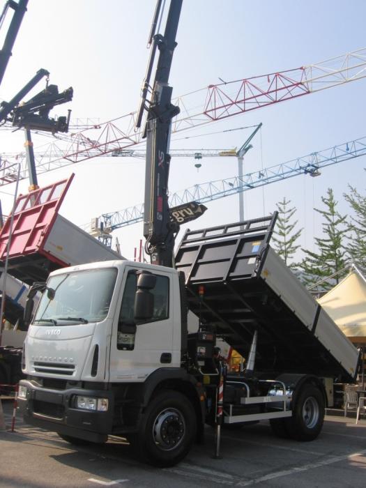 stand Officine Cristallo:Iveco Eurocargo con gru Hiab XS
