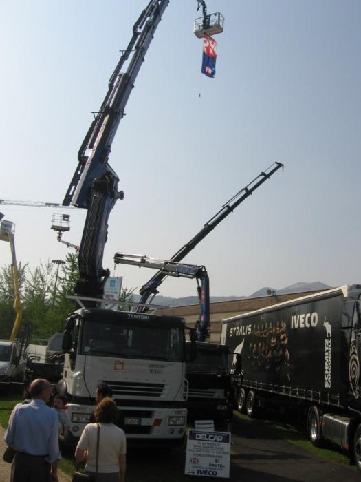 stand Delcar:Iveco Stralis con gru PM
