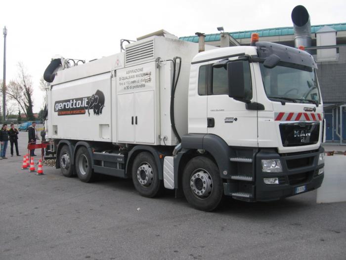 MAN TG-S 35.480 con escavatoire a risucchio