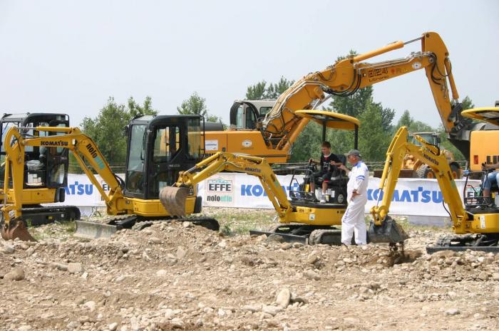KOMATSU E UN PICCOLO OPERATORE IN ERBA
