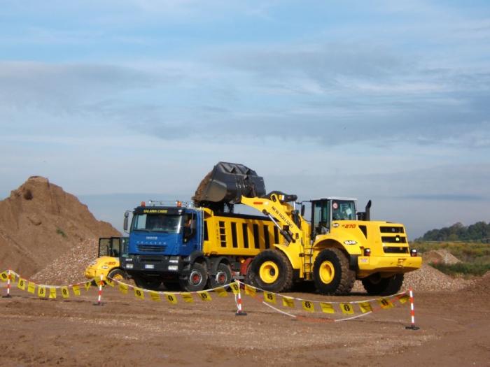 New Holland W270 e Iveco Trakker