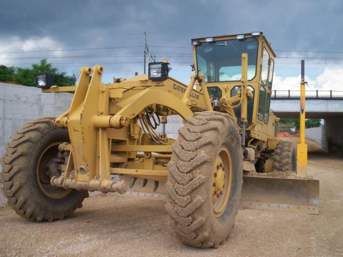 rifinitura di una nuova strada con cat 120g