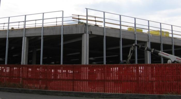 la struttura dela capannone inizia a delinearsi