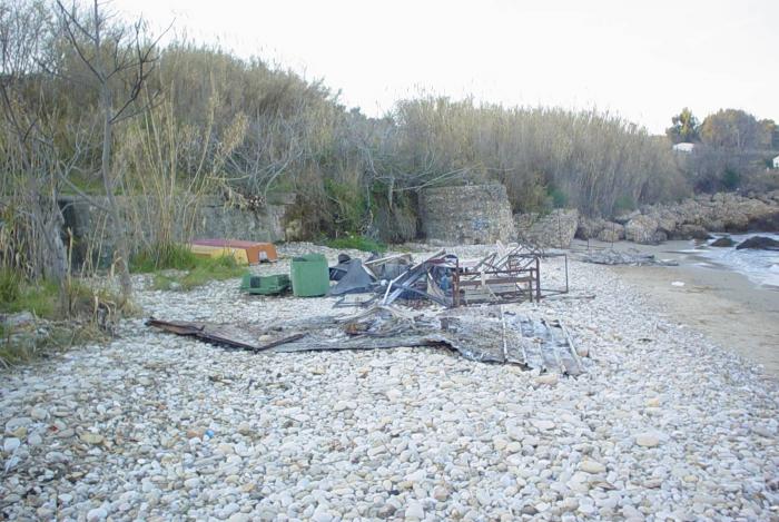 Abbattimento Magazzini abusivi dei Pescatori con Miniescavatori