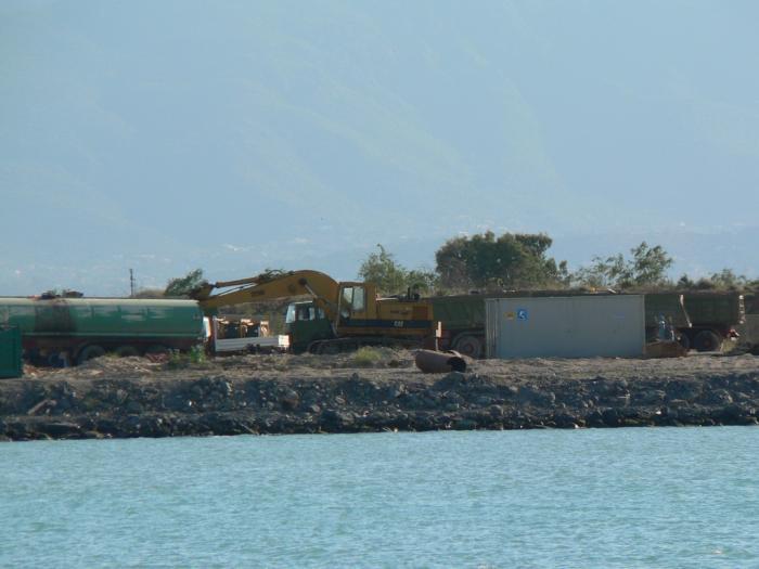 Cat 229D parcheggiato nel cantiere.