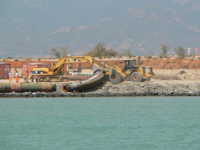 Cat 966G con forche e Cat 325C