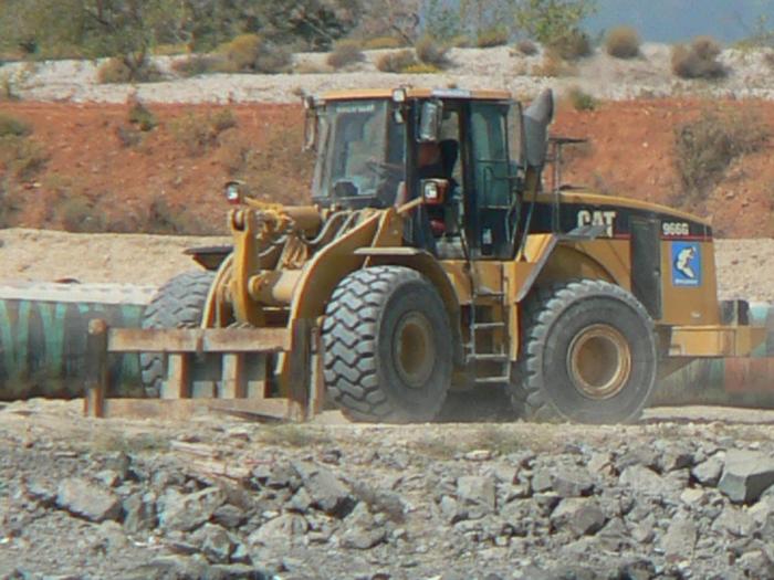 Cat 966G con forche.