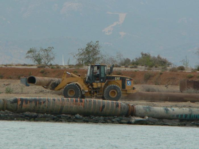 Cat 966G con forche, al lavoro.