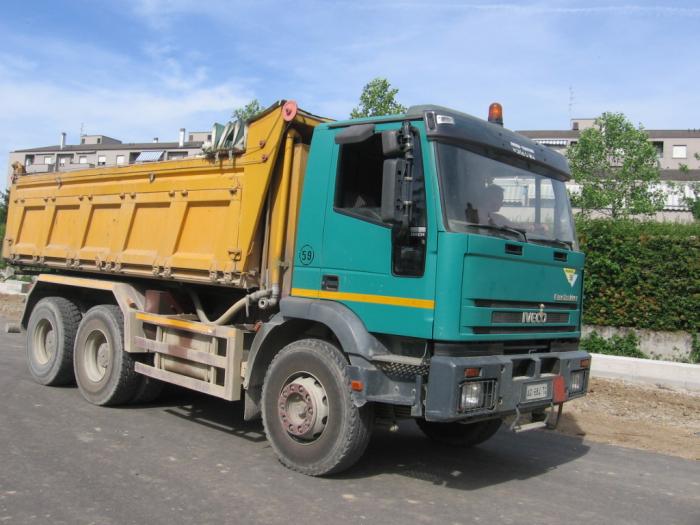 Iveco 380E34 va a scaricare