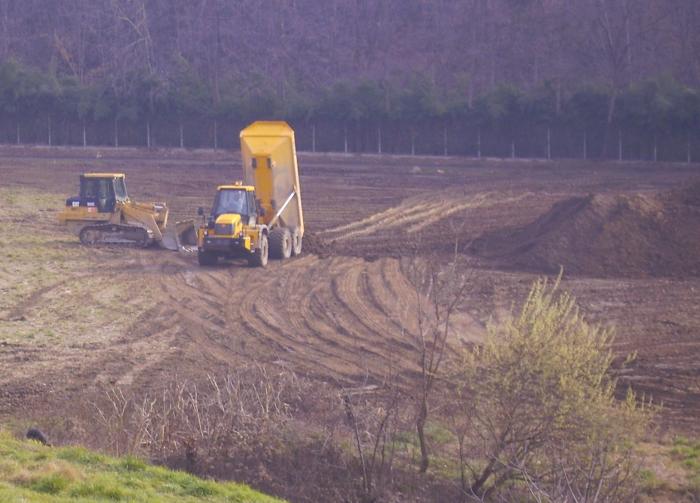 ora tocca al jcb a scaricare