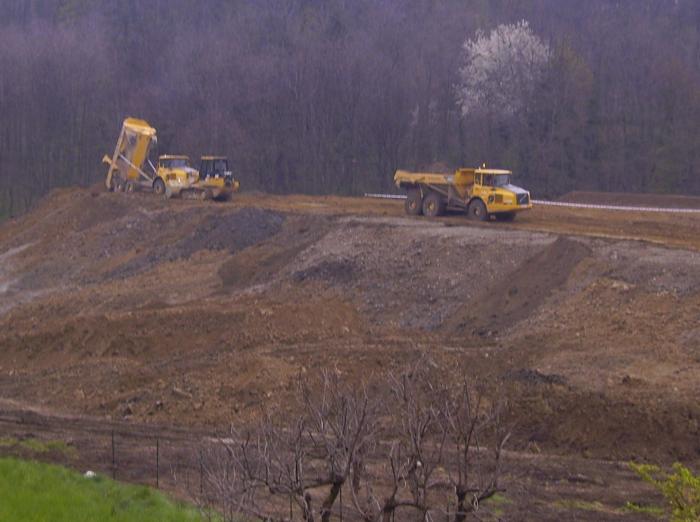 A30D a scaricare sull'enorme montagna di terra