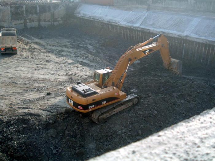 03-02-2007 - si continua a scavare col Cat 330C