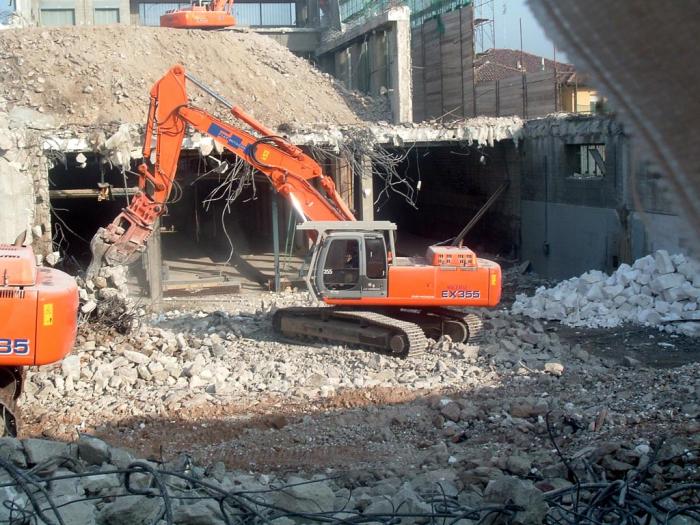 03-02-2007 - demolizione cantine con EX355