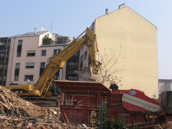 Caterpillar 330C L al carico del frantoio