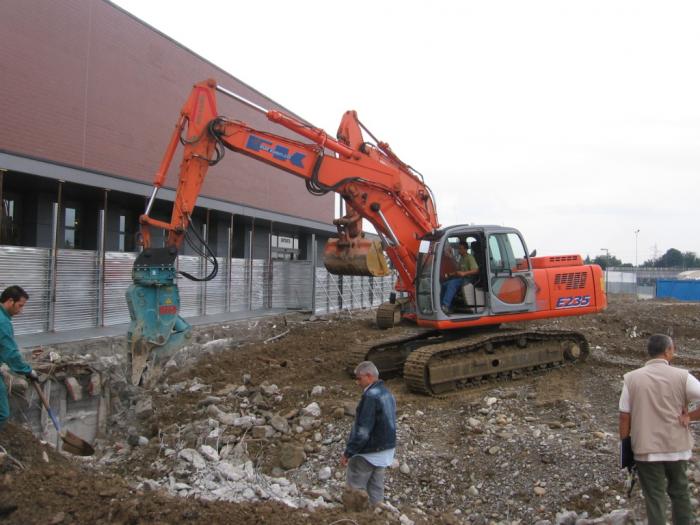 demolizione con Fiat Kobelco E235