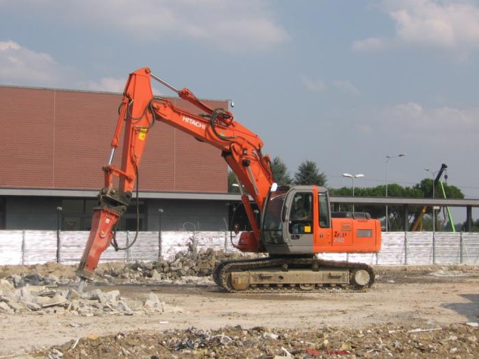 Hitachi Zaxis 240 con martellone