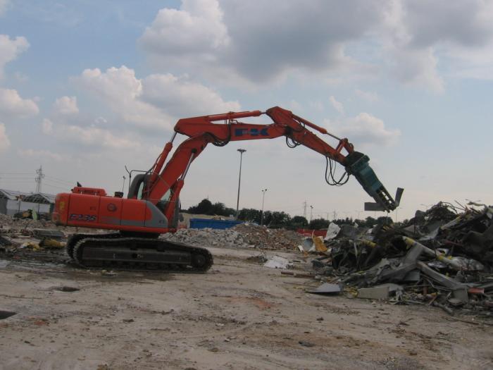 Fiat Kobelco E235 con frantumatore