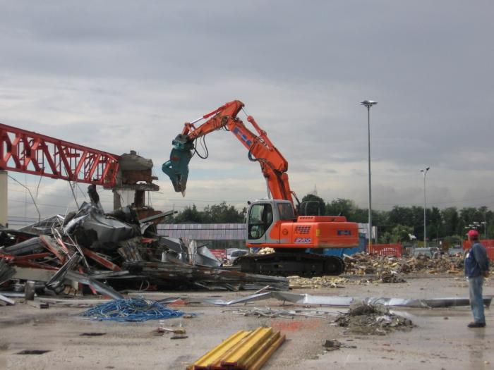 Fiat Kobelco E235 con frantumatore