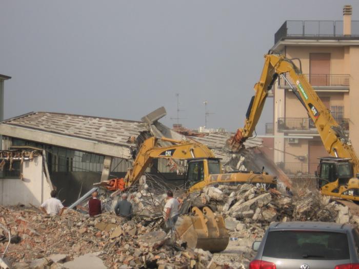 demolizione in corso