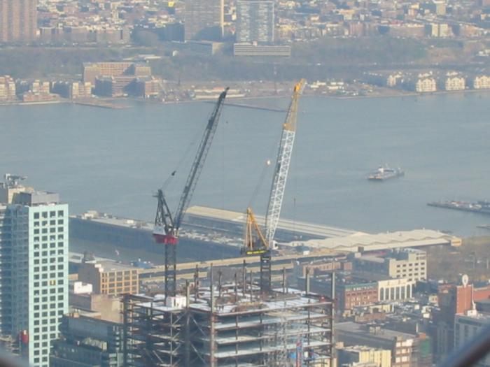 Gru in cima ad un grattacielo di New York