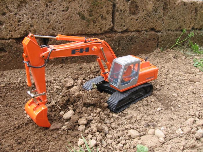 Fiat Hitachi FH 240.3 tirando il piano