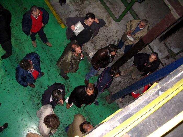 Gruppo in attesa di visitare la verniciatura