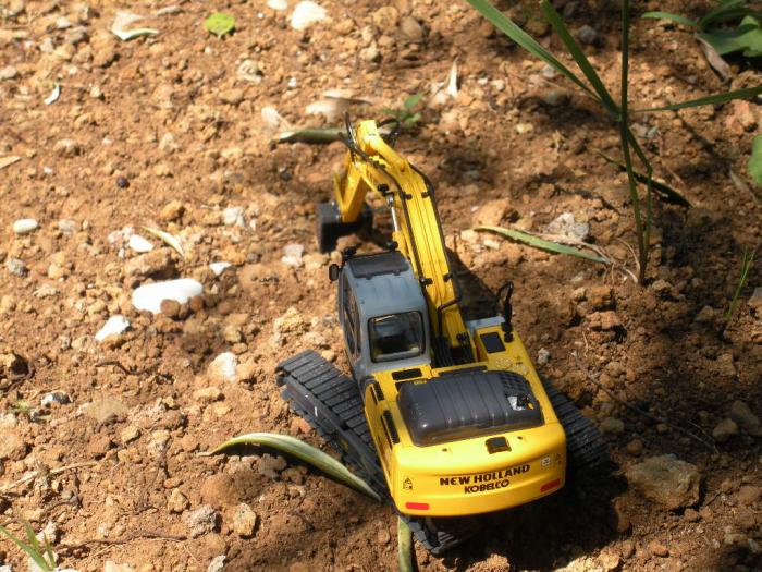 New Holland che scava........