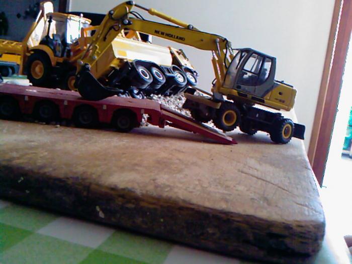 scarico dell'escavatore gommato new holland