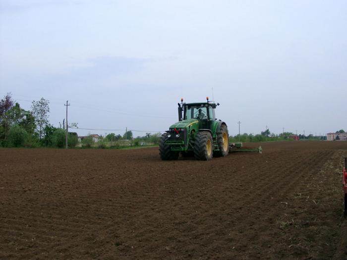 John Deere 8330 in campo