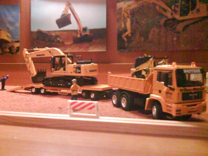 man con pianale e Komatsu PC200