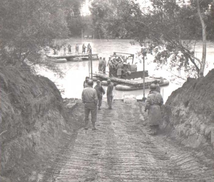 Bulldozer su zattera