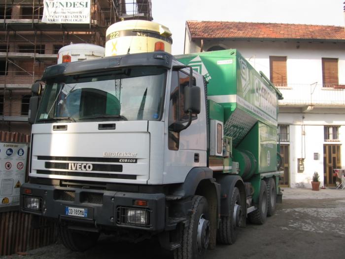 Iveco 410E38 con impianto per intonaci e sottofondi