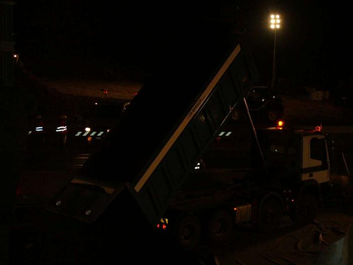 Stesura fresato sul manto stradale