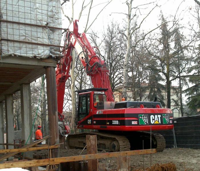 CAT 330B