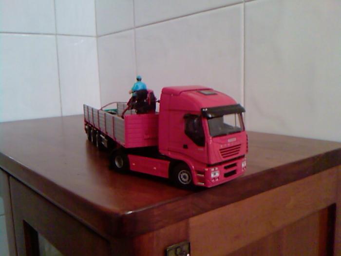 Iveco strails con semirimorchio a tre assi con gru