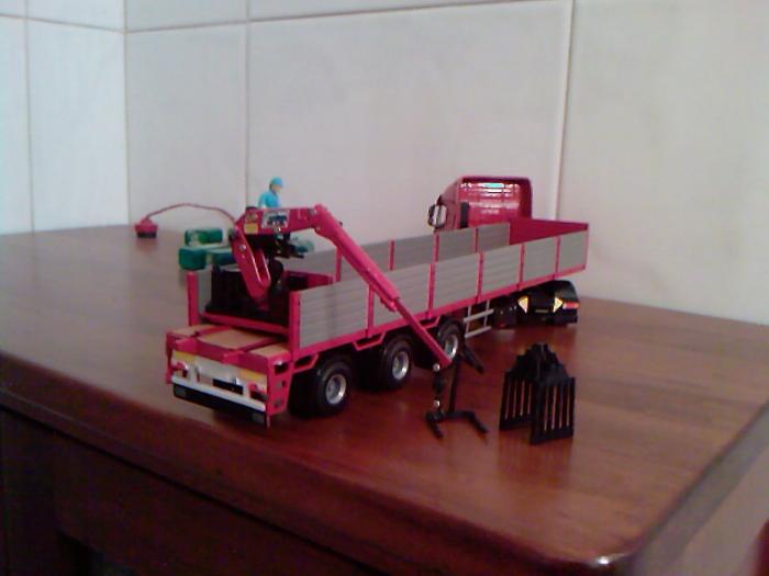 Iveco strails con semirimorchio a tre assi con gru varie angolazioni