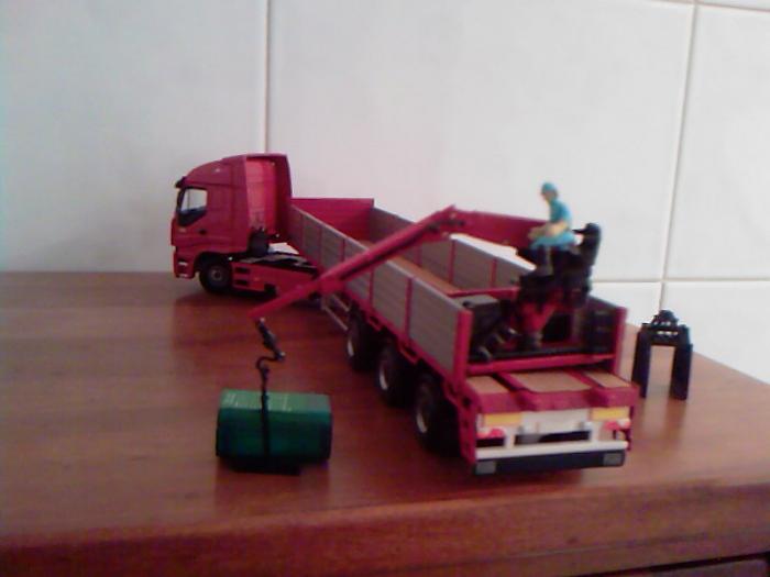 Iveco strails con semirimorchio a tre assi con gru varie angolazioni