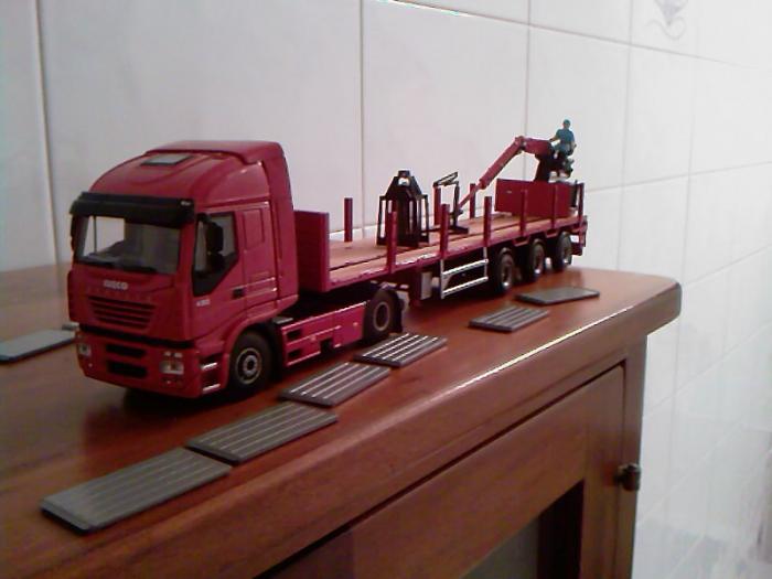 Iveco strails con semirimorchio a tre assi con gru varie angolazioni