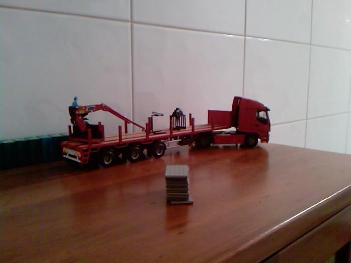 Iveco strails con semirimorchio a tre assi con gru varie angolazioni
