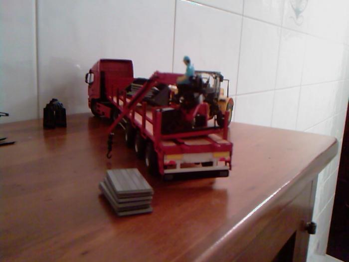 Iveco strails con semirimorchio a tre assi con gru varie angolazioni