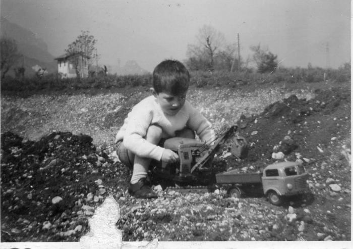 escavatorino giocattolo metallico costruito da me nel 1958 PARTE 2