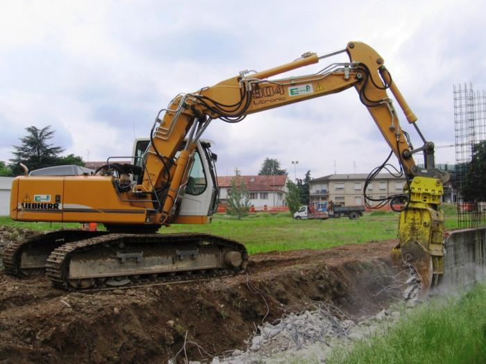 Liebherr R904C Litronic con frantumatore Atlas Copoco impresa Emmepi